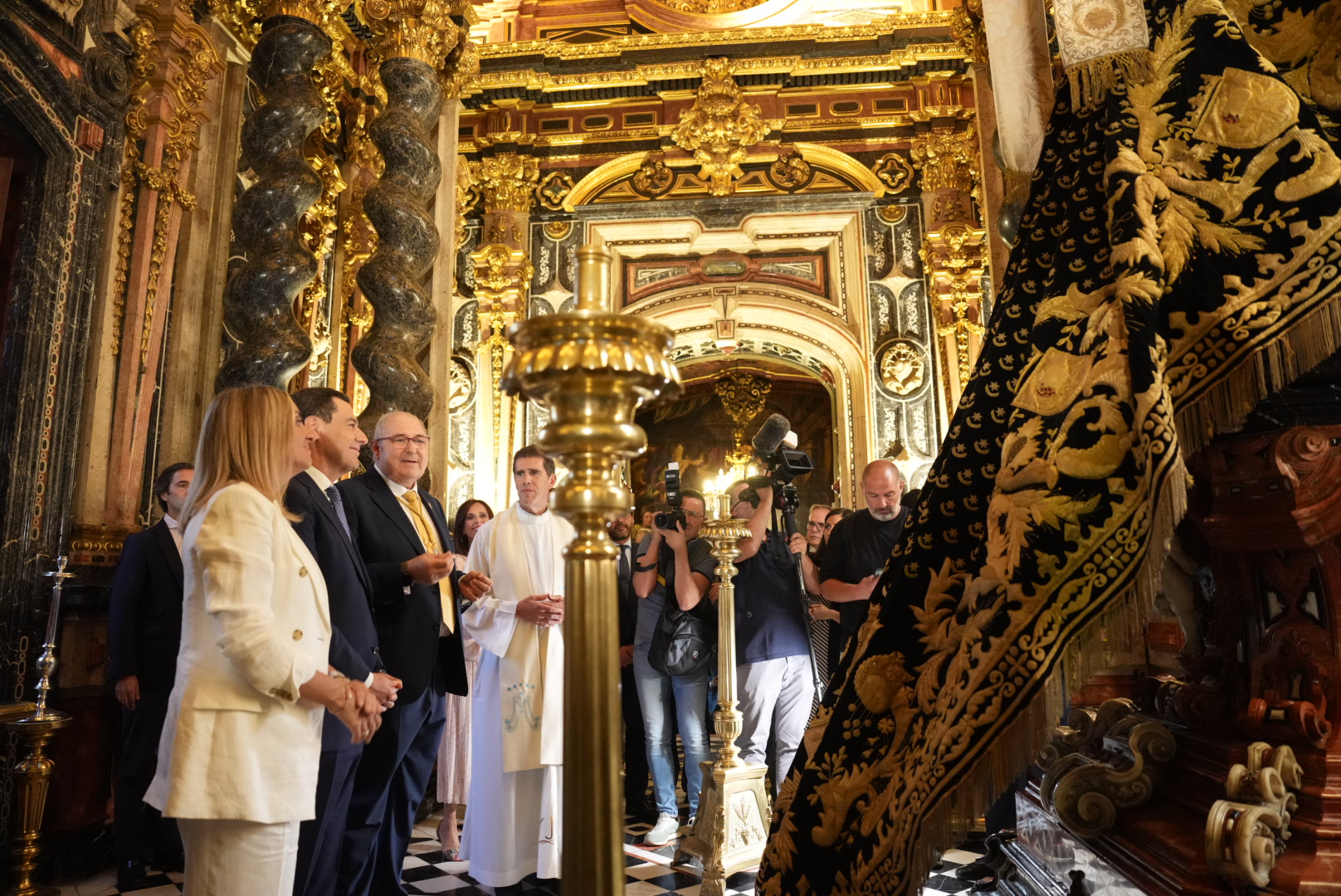 La Virgen de las Angustias de Granada recibe la ofrenda floral del presidente de la Junta de Andalucía